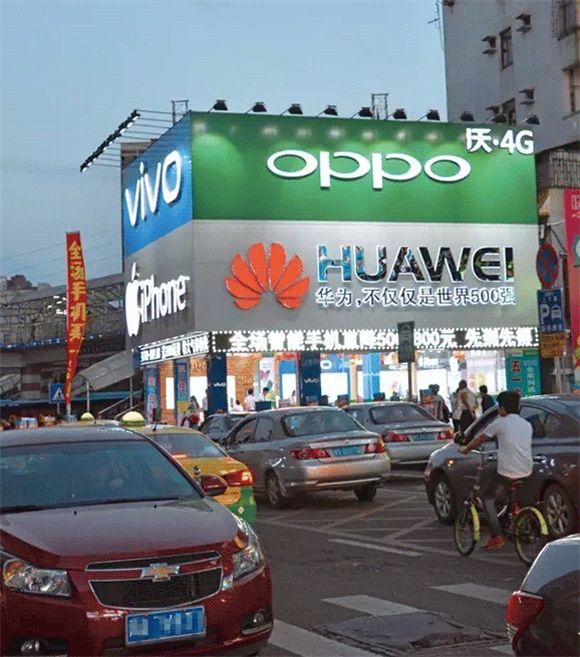 OPPO、VIVO、华为的线下体验店遍布乡镇